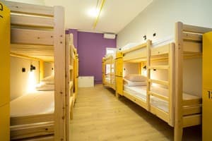 Хостел Hotel Bee Station. Место в общем 8-местном номере  1